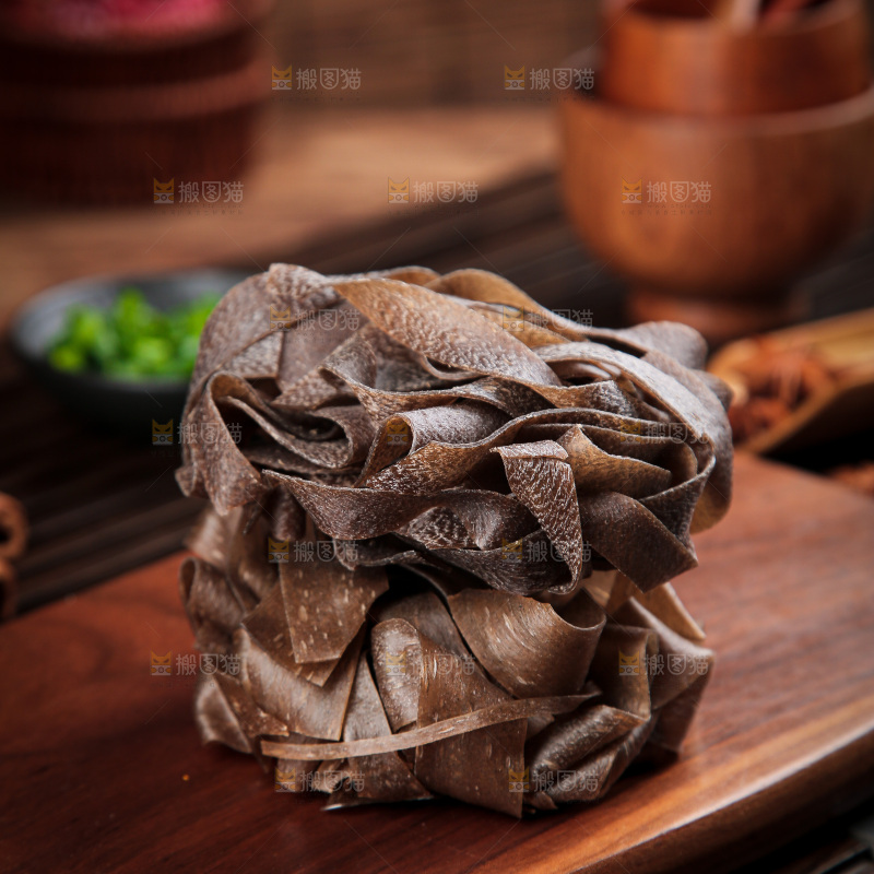 深底上的荞麦面皮