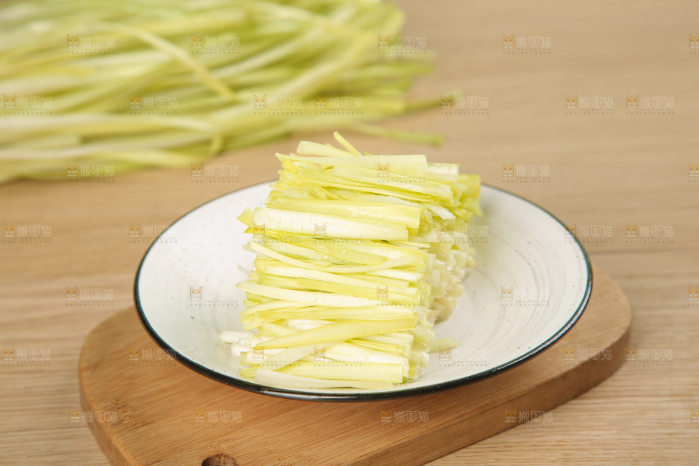 木底上的韭黄
