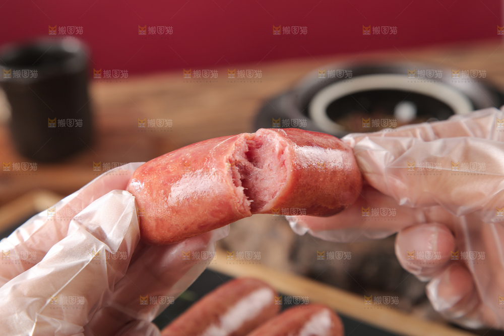深底上的烤肠