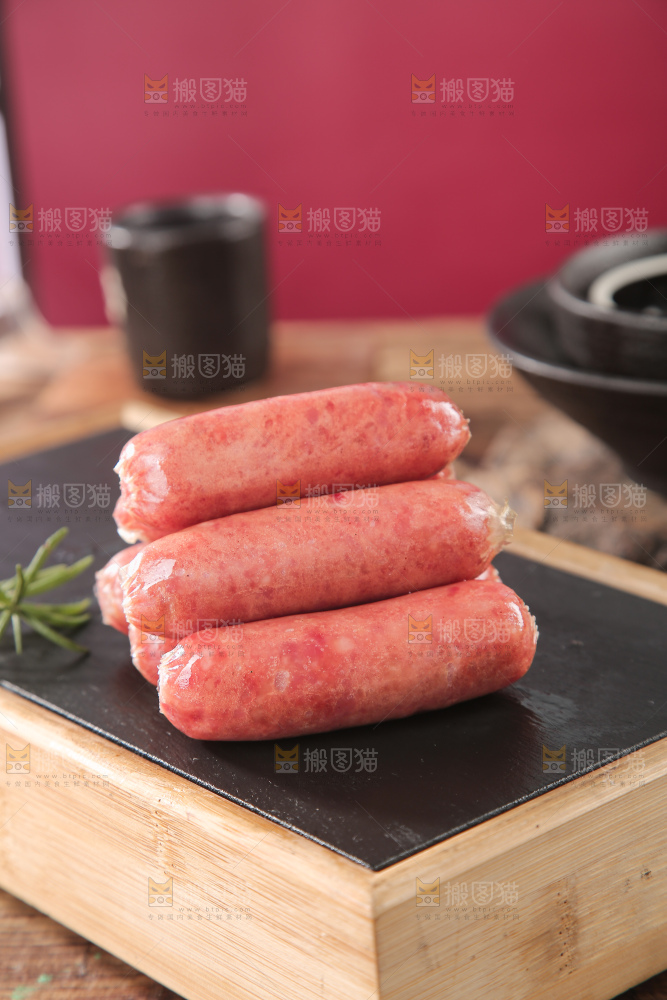 深底上的烤肠