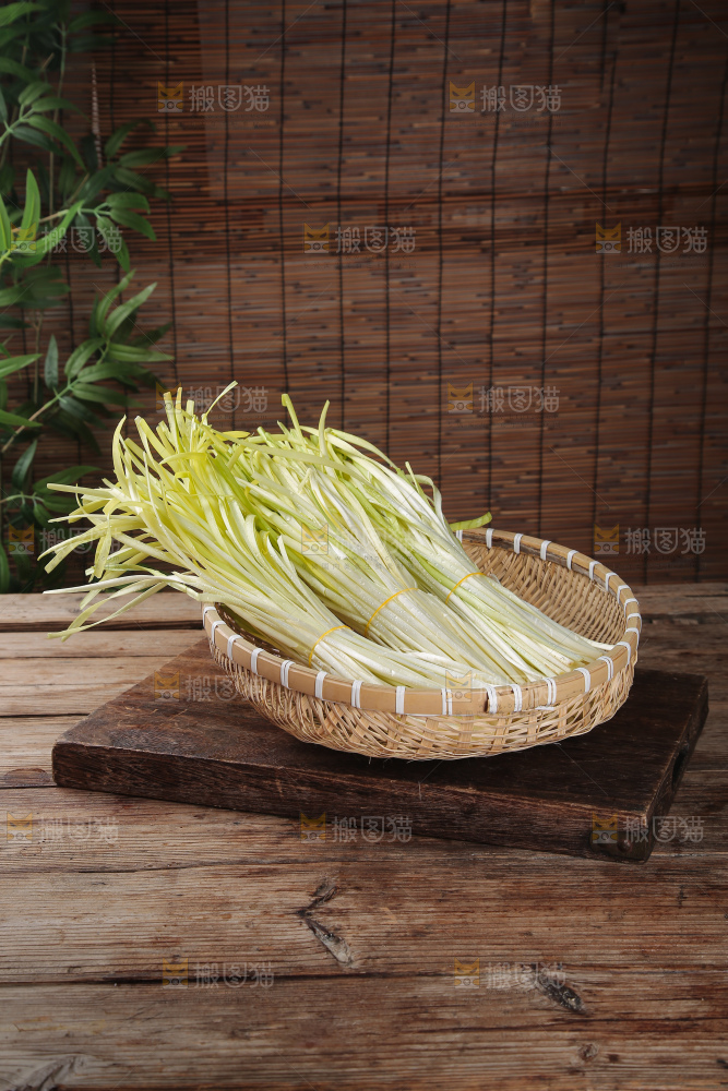 木底上的韭黄