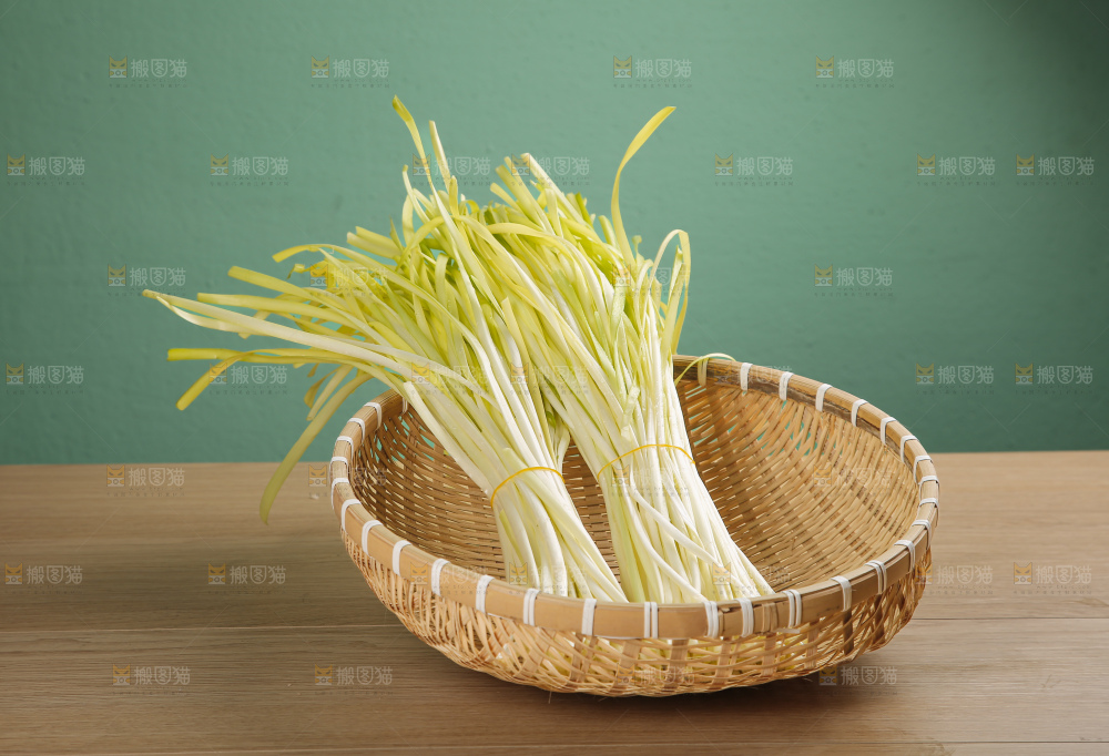 木底上的韭黄