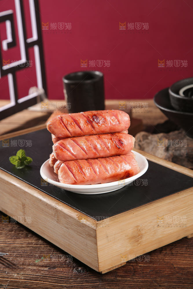 深底上的烤肠