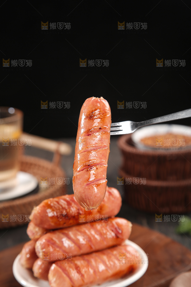 深底上的烤肠