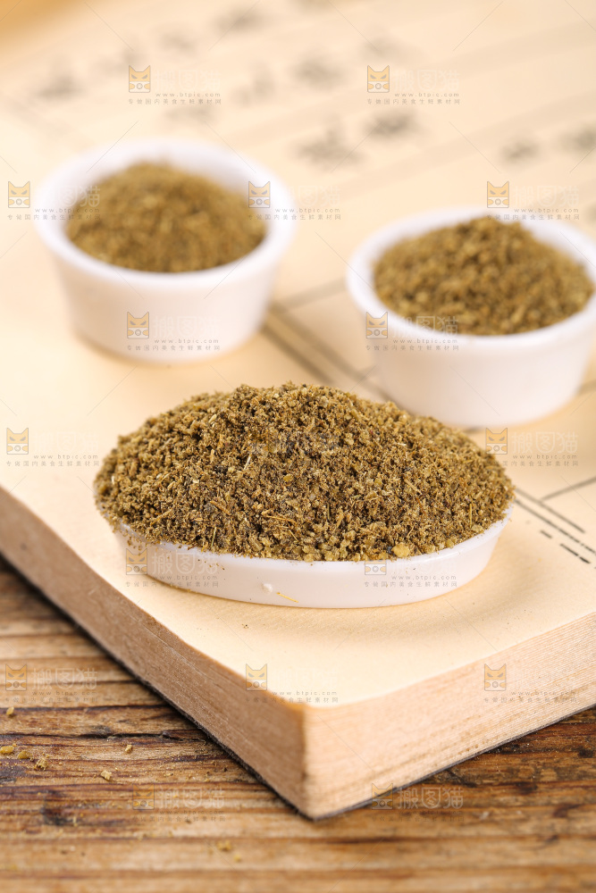 木板上的孜然粉