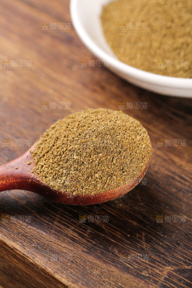 木板上的孜然粉