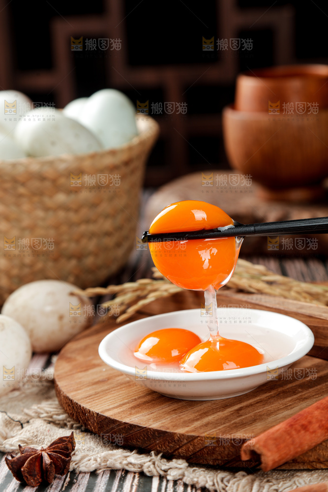 木底上的鸭蛋