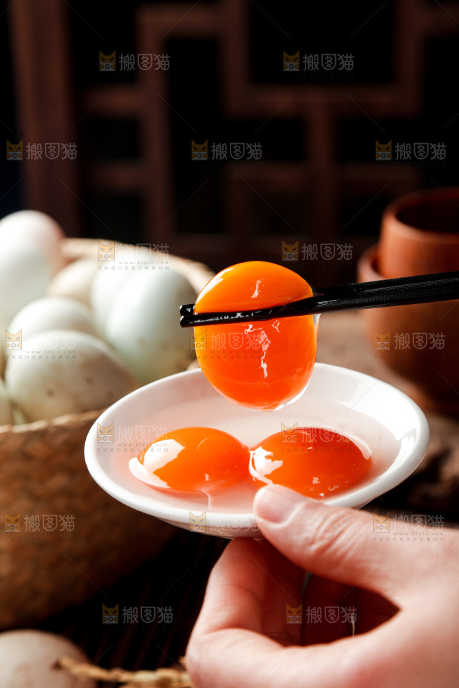 木底上的鸭蛋