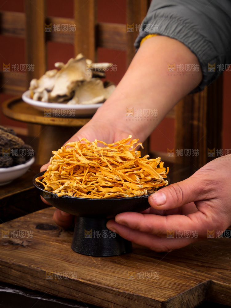 深底上的虫草花
