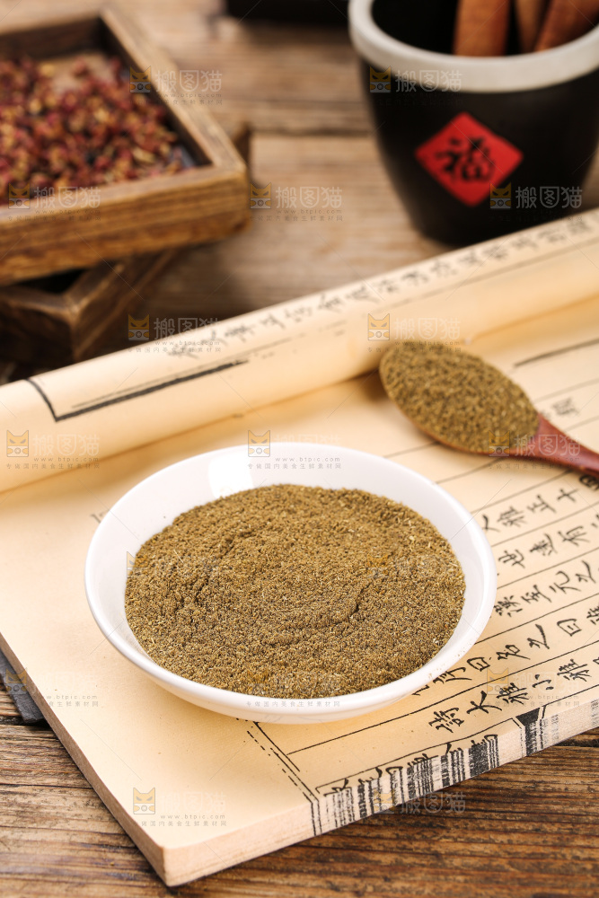 木板上的孜然粉