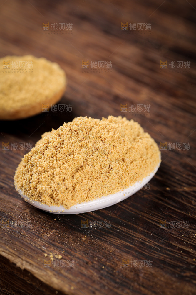 深底上的生姜粉