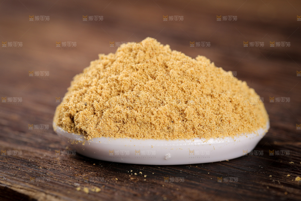 深底上的生姜粉
