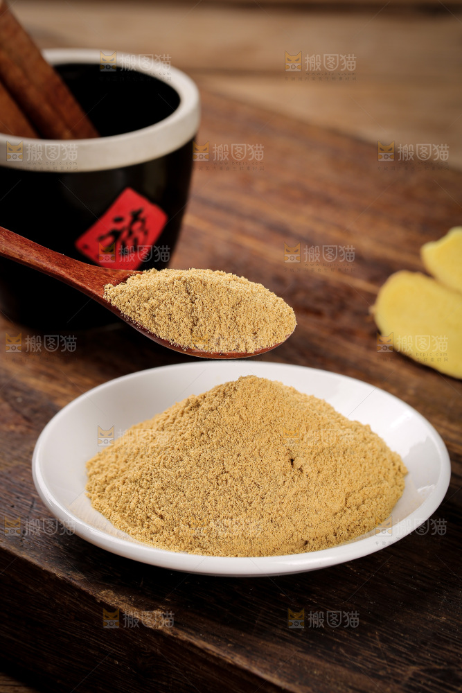 深底上的生姜粉