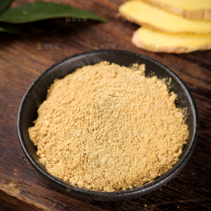 深底上的生姜粉