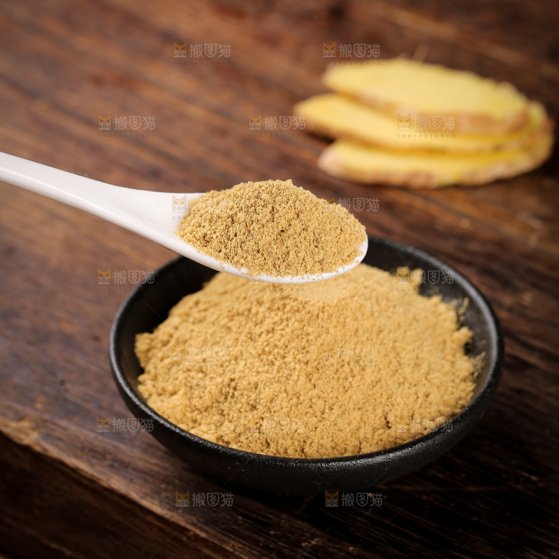 深底上的生姜粉