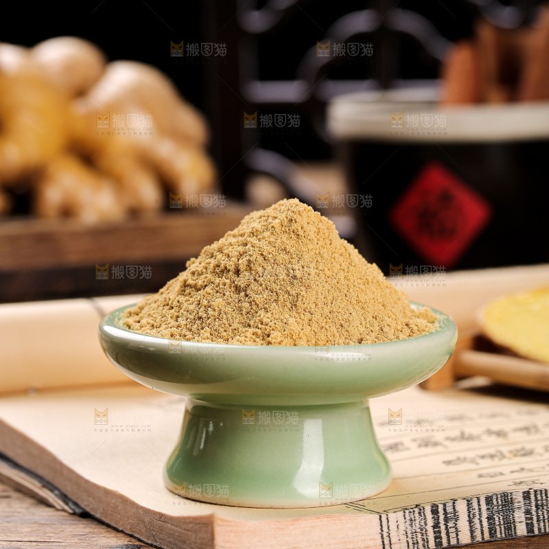 深底上的生姜粉