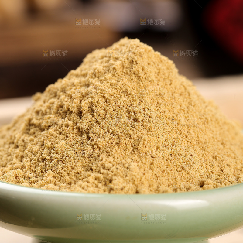 深底上的生姜粉