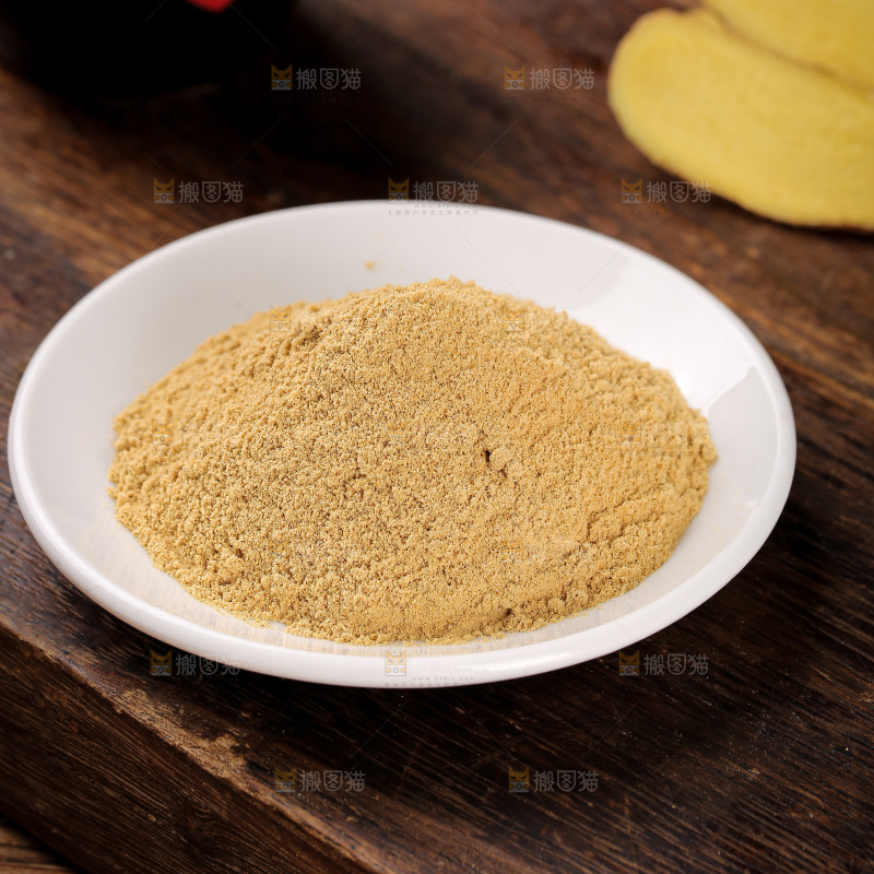 深底上的生姜粉