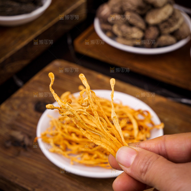 深底上的虫草花