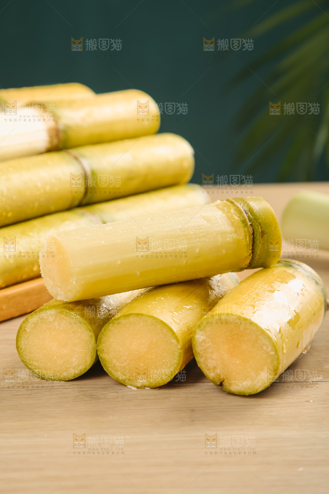 黑桌子上的青皮甘蔗