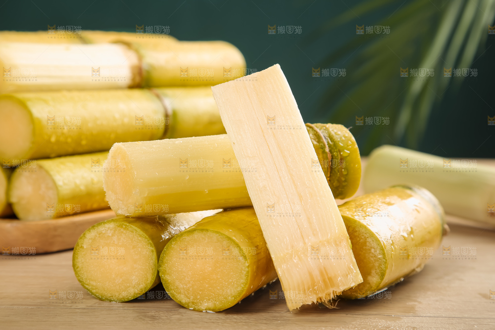 黑桌子上的青皮甘蔗
