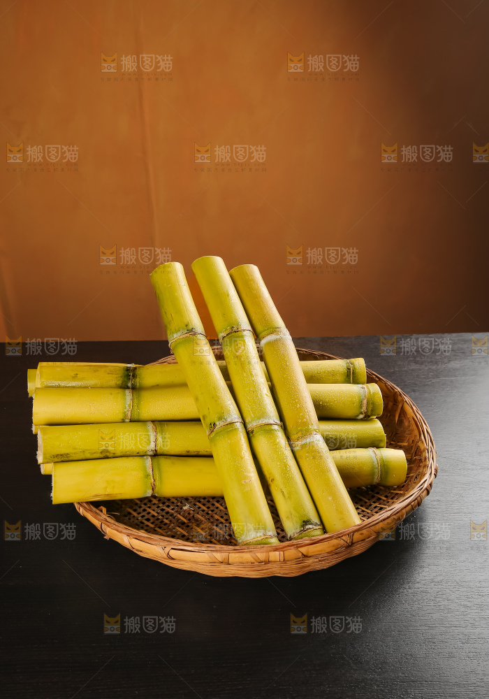 黑桌子上的青皮甘蔗