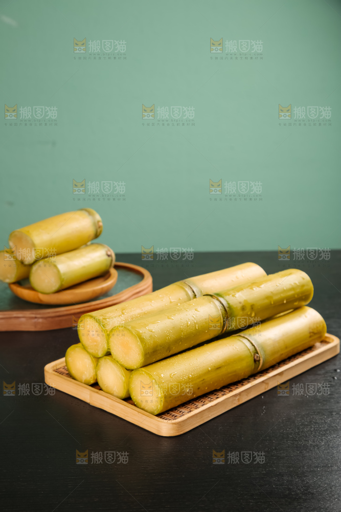 黑桌子上的青皮甘蔗