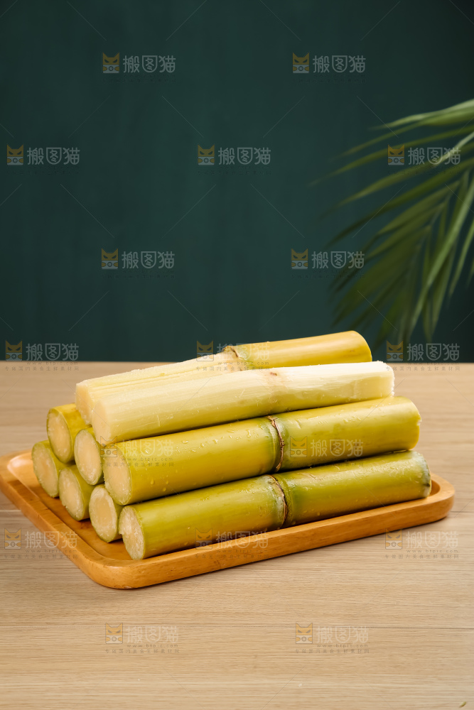 黑桌子上的青皮甘蔗