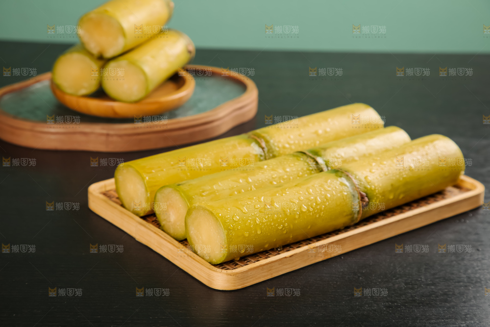 黑桌子上的青皮甘蔗