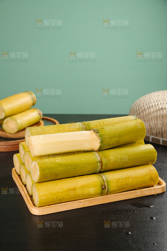 黑桌子上的青皮甘蔗