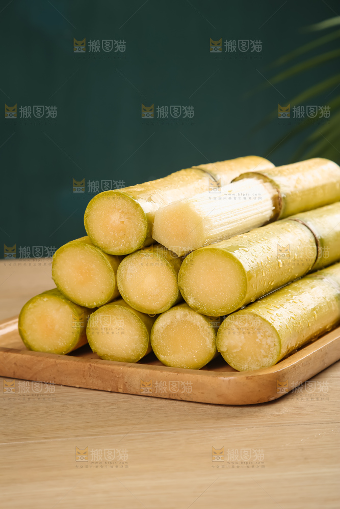 黑桌子上的青皮甘蔗