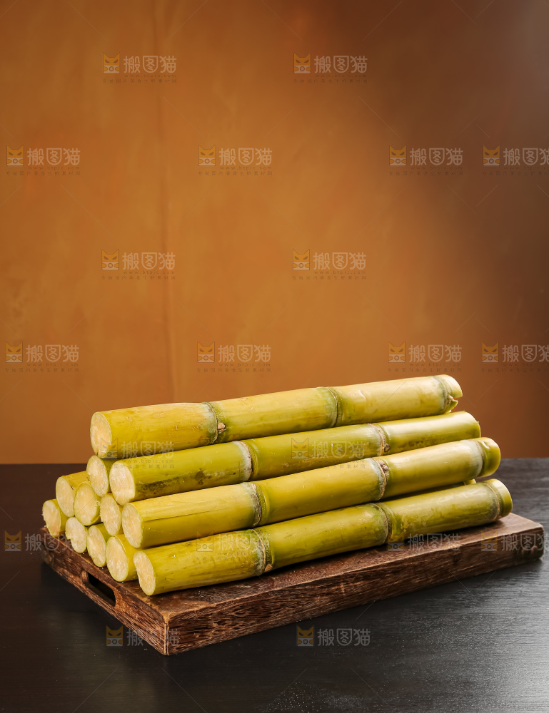 黑桌子上的青皮甘蔗
