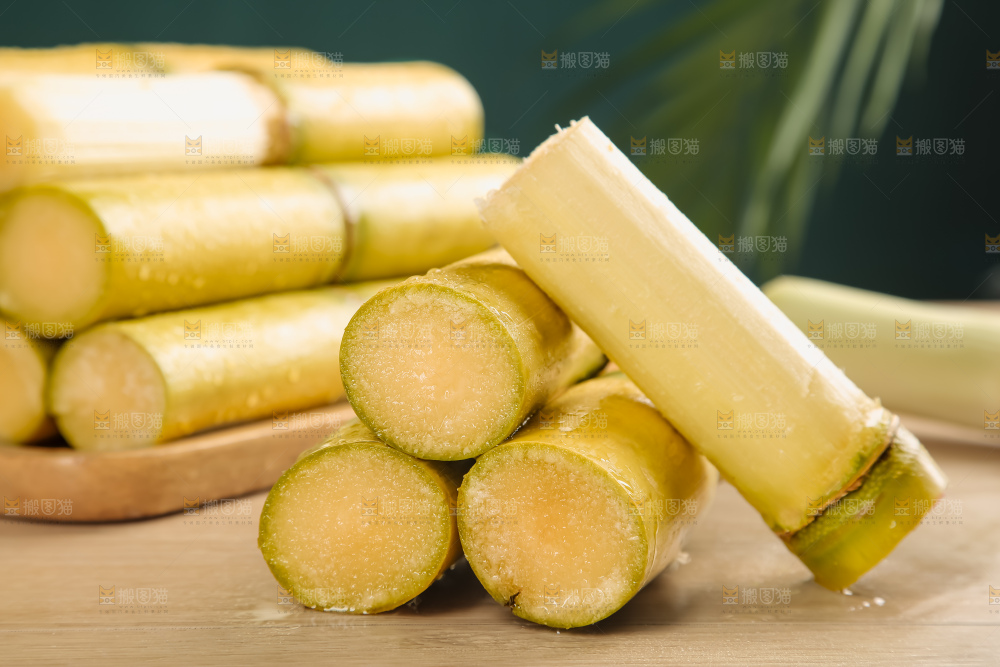 黑桌子上的青皮甘蔗