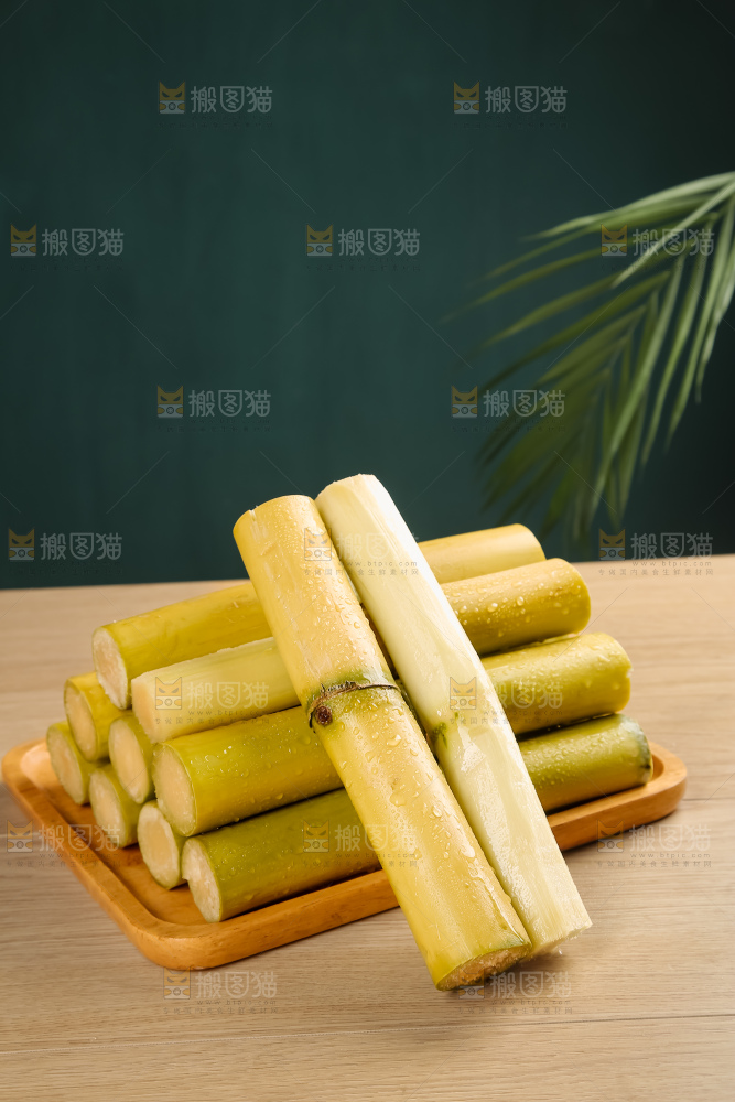 黑桌子上的青皮甘蔗