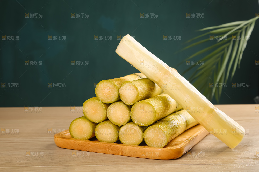 黑桌子上的青皮甘蔗