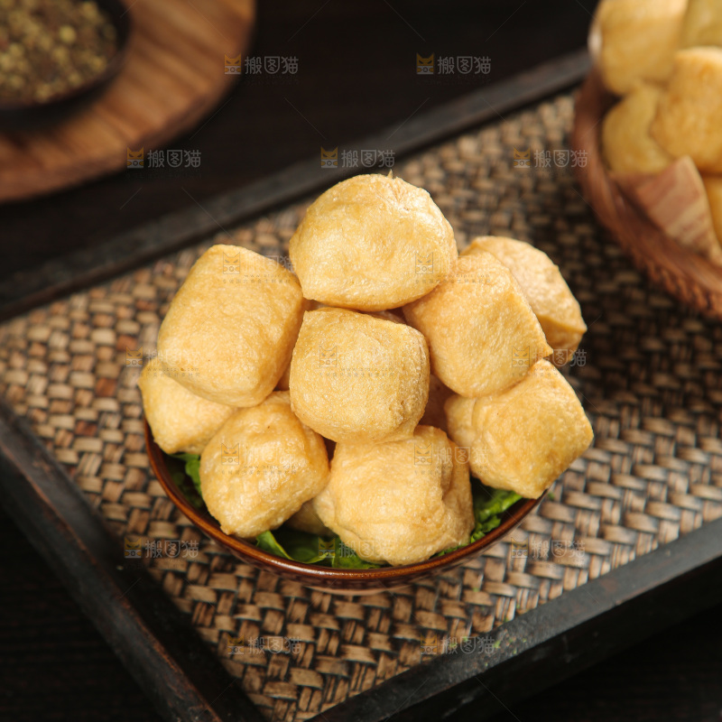 深底上的油豆泡
