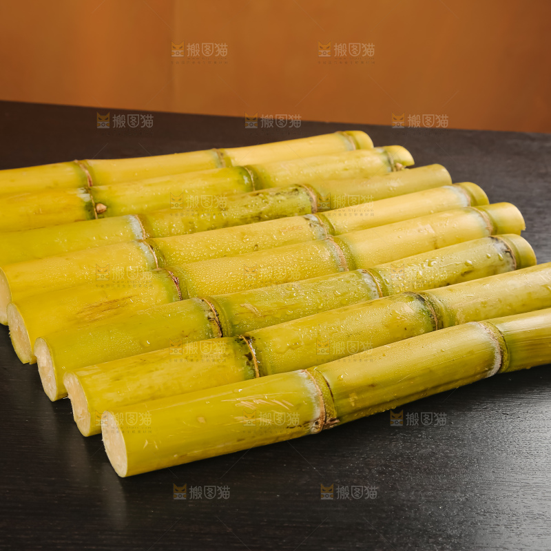 黑桌子上的青皮甘蔗