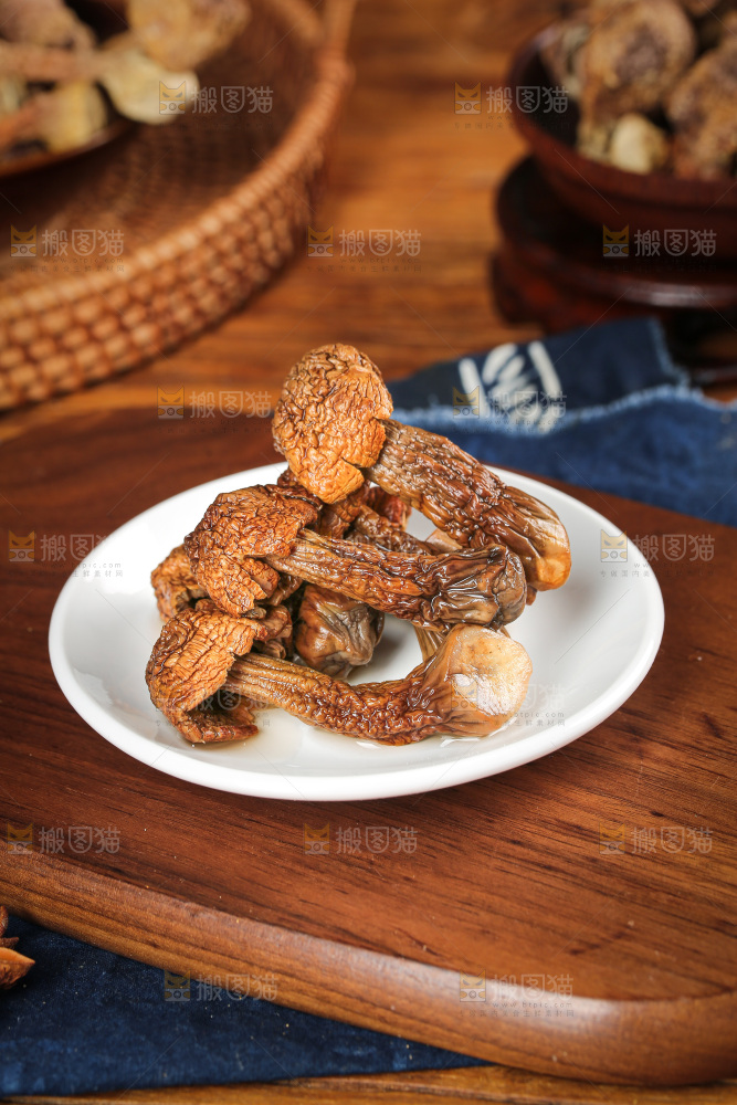 深底上的姬松茸