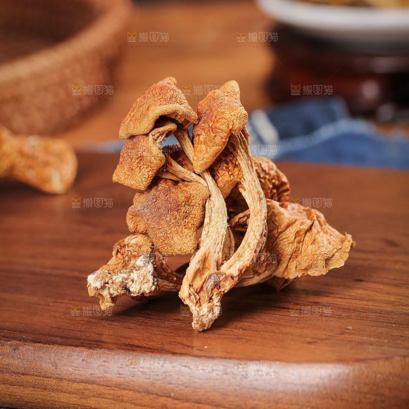 深底上的滑子菇