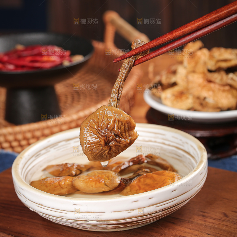 深底上的滑子菇