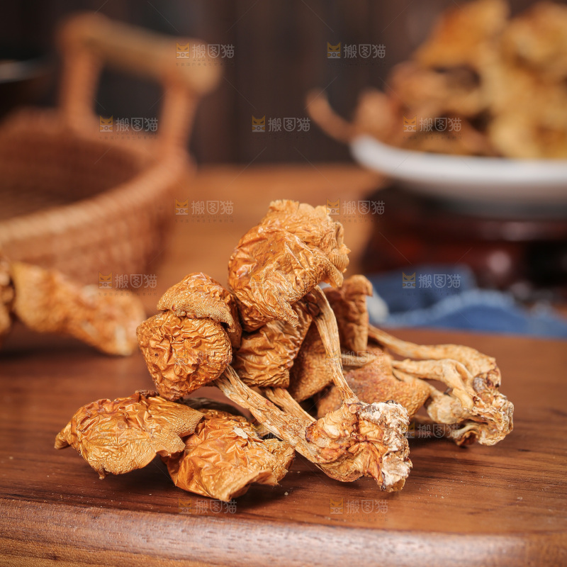 深底上的滑子菇