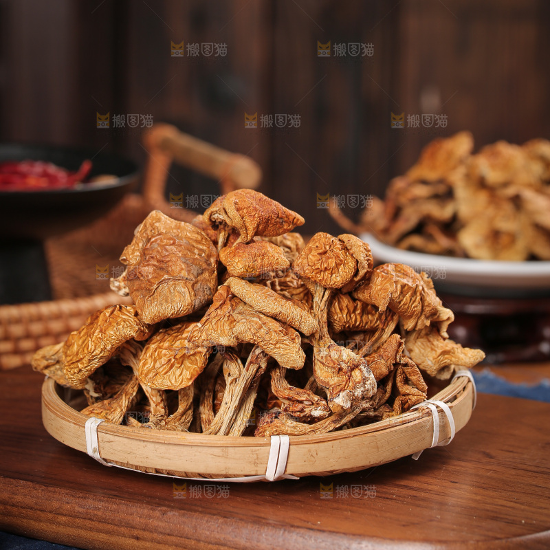 深底上的滑子菇