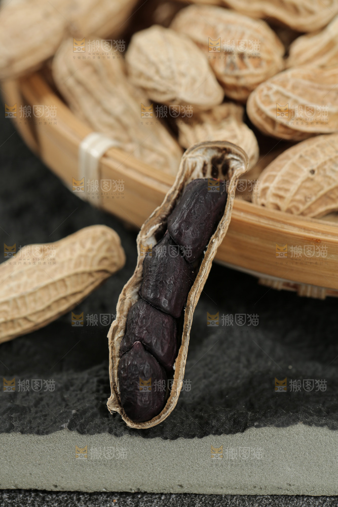 深底上的黑皮花生