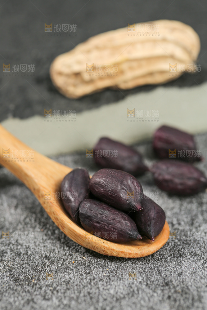 深底上的黑皮花生