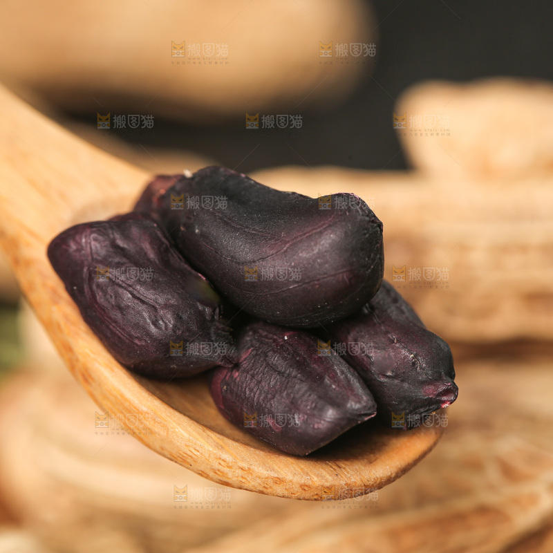 深底上的黑皮花生