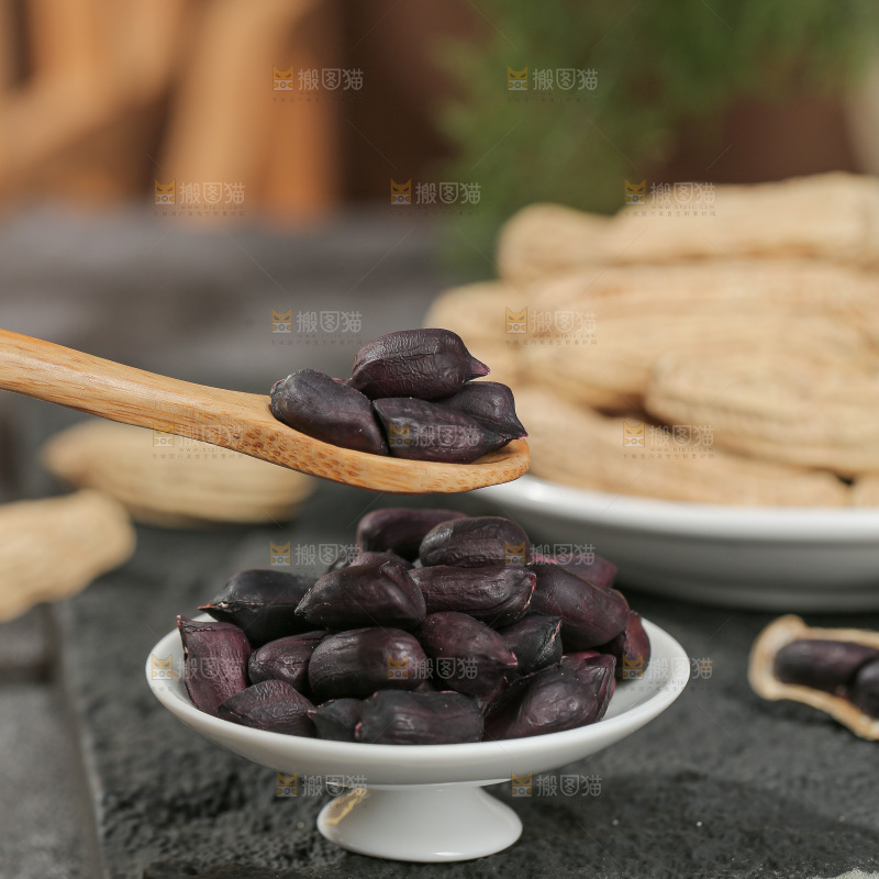深底上的黑皮花生
