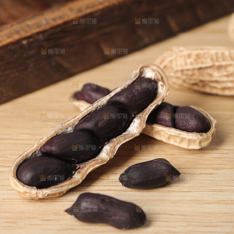 深底上的黑皮花生