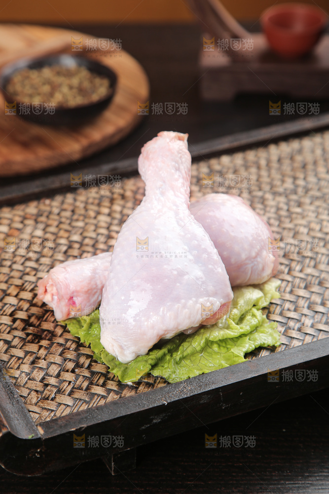 深底上的鸡腿