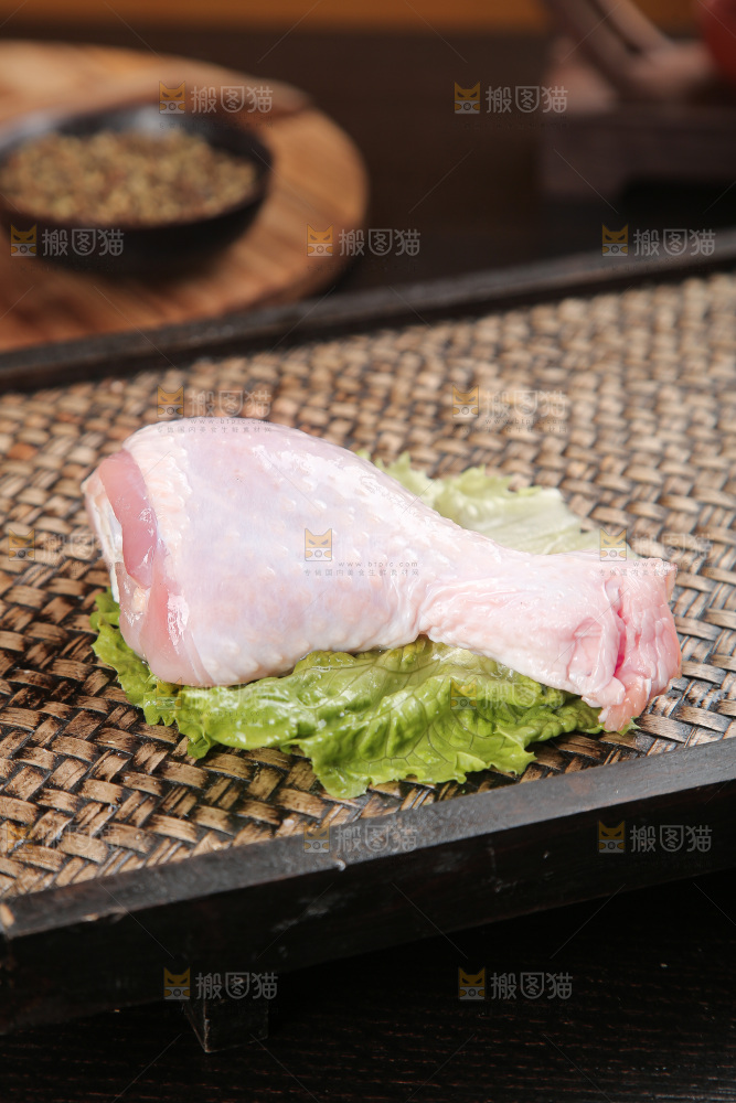 深底上的鸡腿