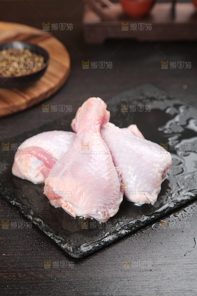 深底上的鸡腿